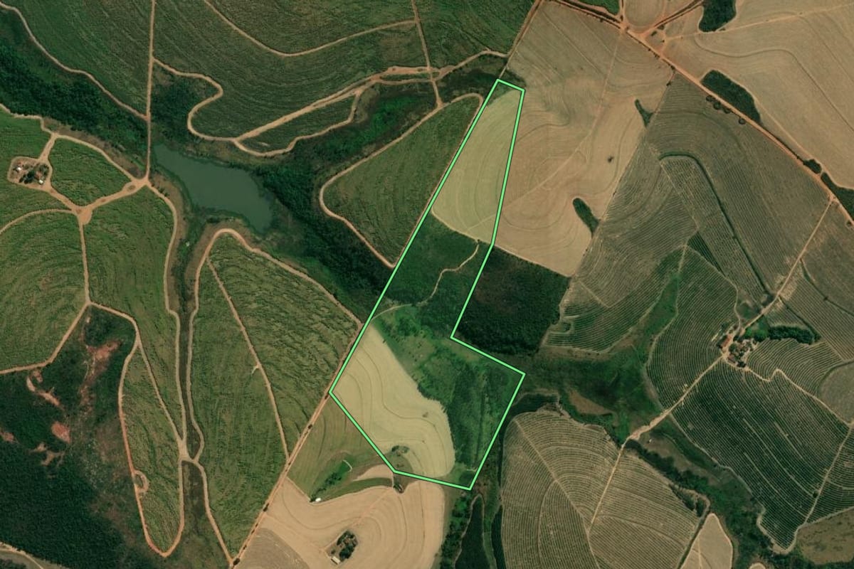 Imagem de satélite do imóvel rural em Tambaú (SP), com o contorno declarado no CAR desenhado por cima.