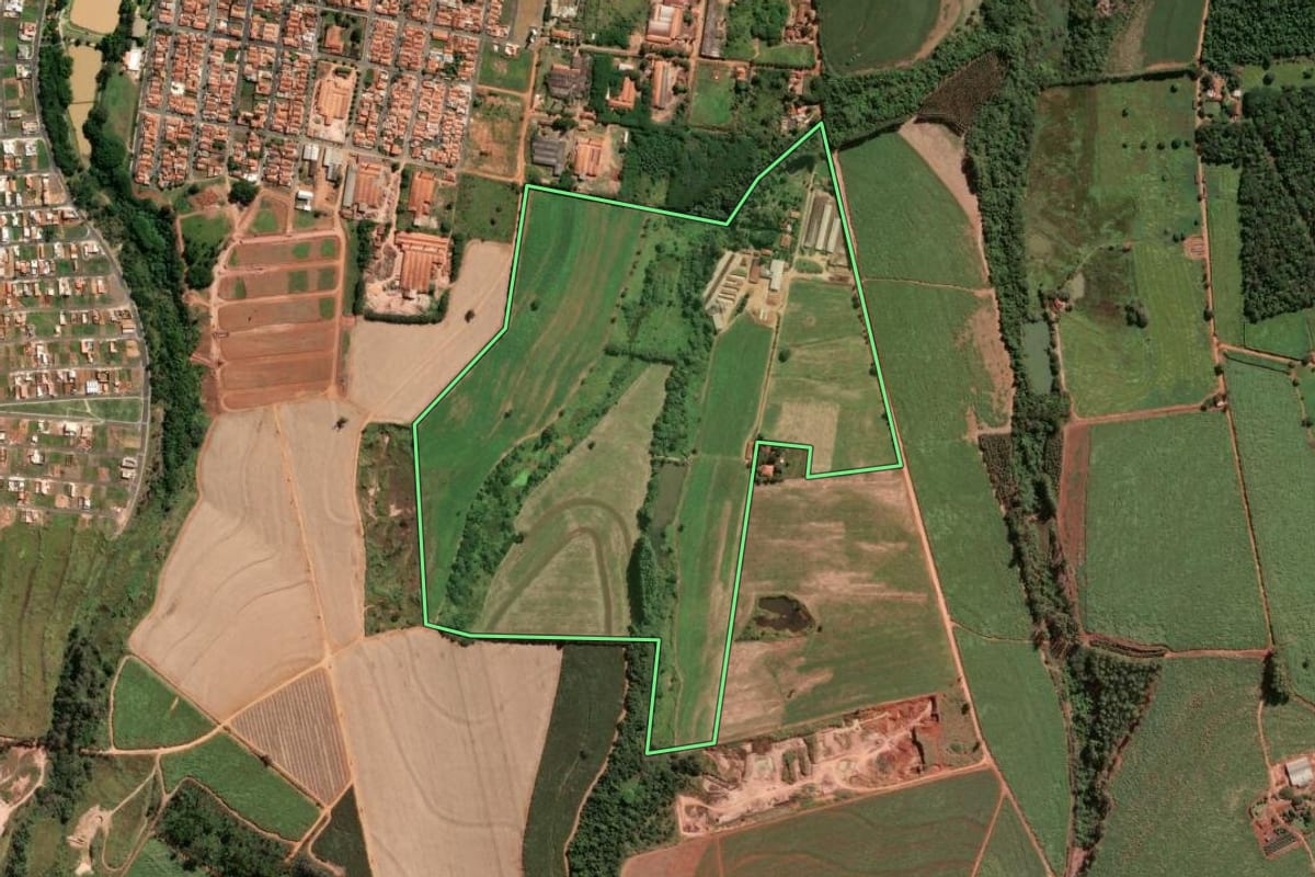 Imagem de satélite do imóvel rural em Tambaú (SP), com o contorno declarado no CAR desenhado por cima.
