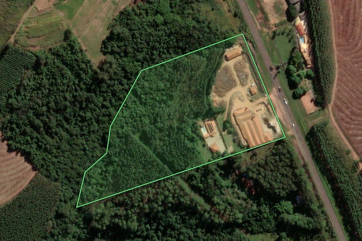Imagem de satélite do imóvel rural em Tambaú (SP), com o contorno declarado no CAR desenhado por cima.