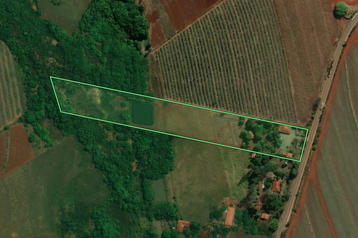 Imagem de satélite do imóvel rural em Tambaú (SP), com o contorno declarado no CAR desenhado por cima.