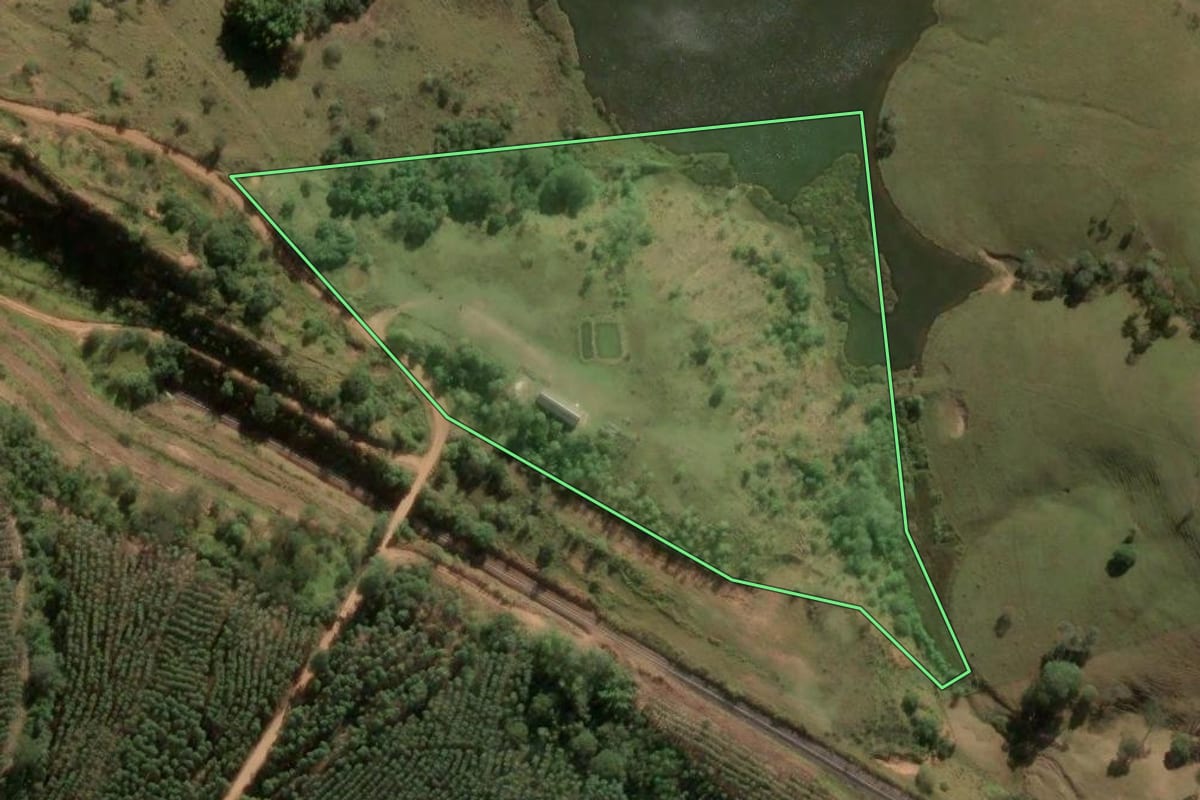 Imagem de satélite do imóvel rural em Tambaú (SP), com o contorno declarado no CAR desenhado por cima.
