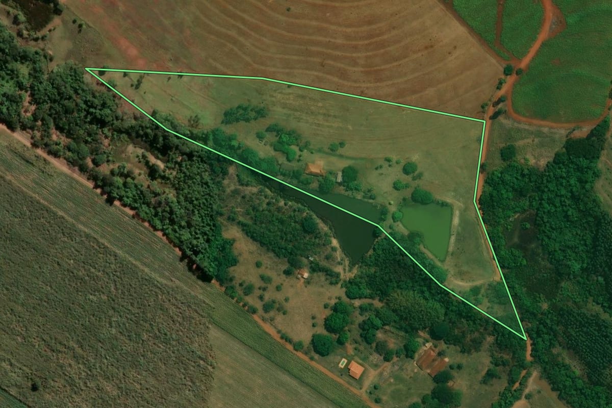 Imagem de satélite do imóvel rural em Tambaú (SP), com o contorno declarado no CAR desenhado por cima.
