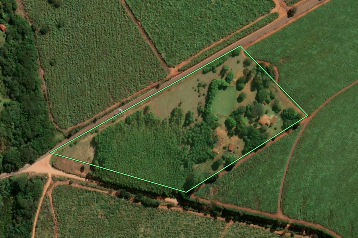 Imagem de satélite do imóvel rural em Tambaú (SP), com o contorno declarado no CAR desenhado por cima.
