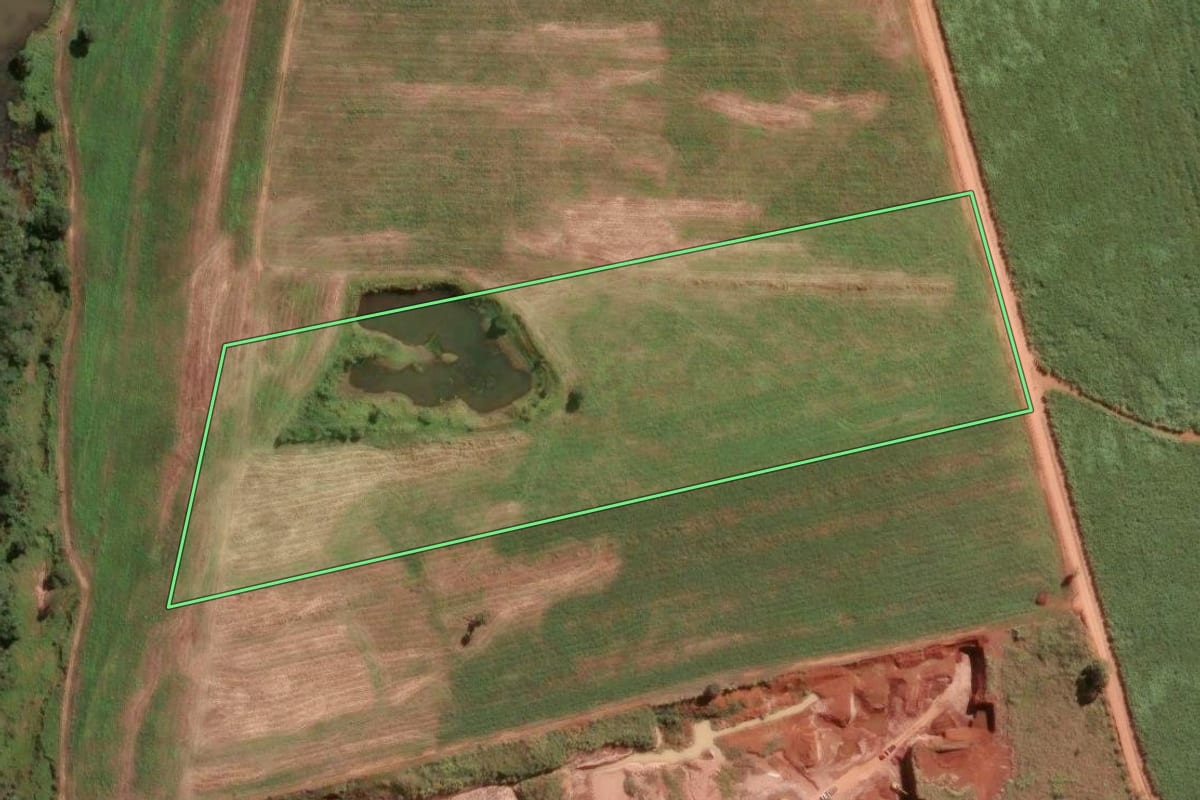 Imagem de satélite do imóvel rural em Tambaú (SP), com o contorno declarado no CAR desenhado por cima.