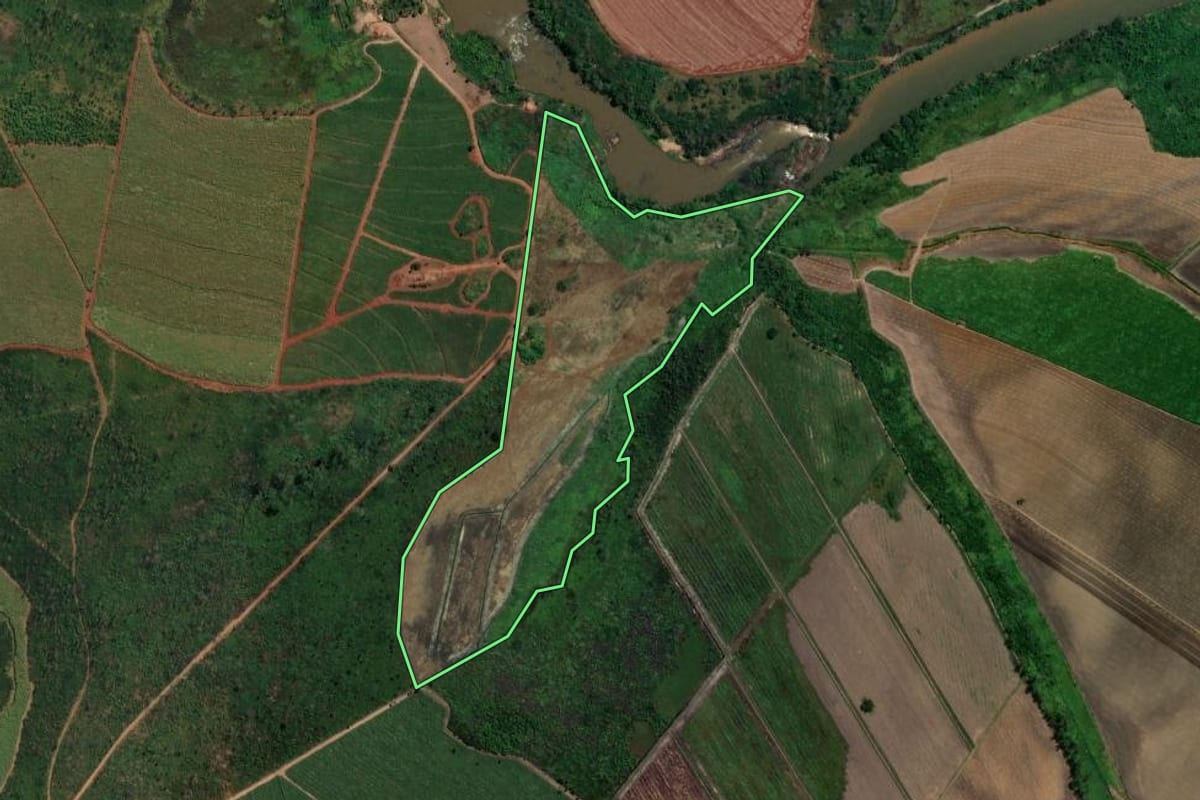 Imagem de satélite do imóvel rural em Tambaú (SP), com o contorno declarado no CAR desenhado por cima.