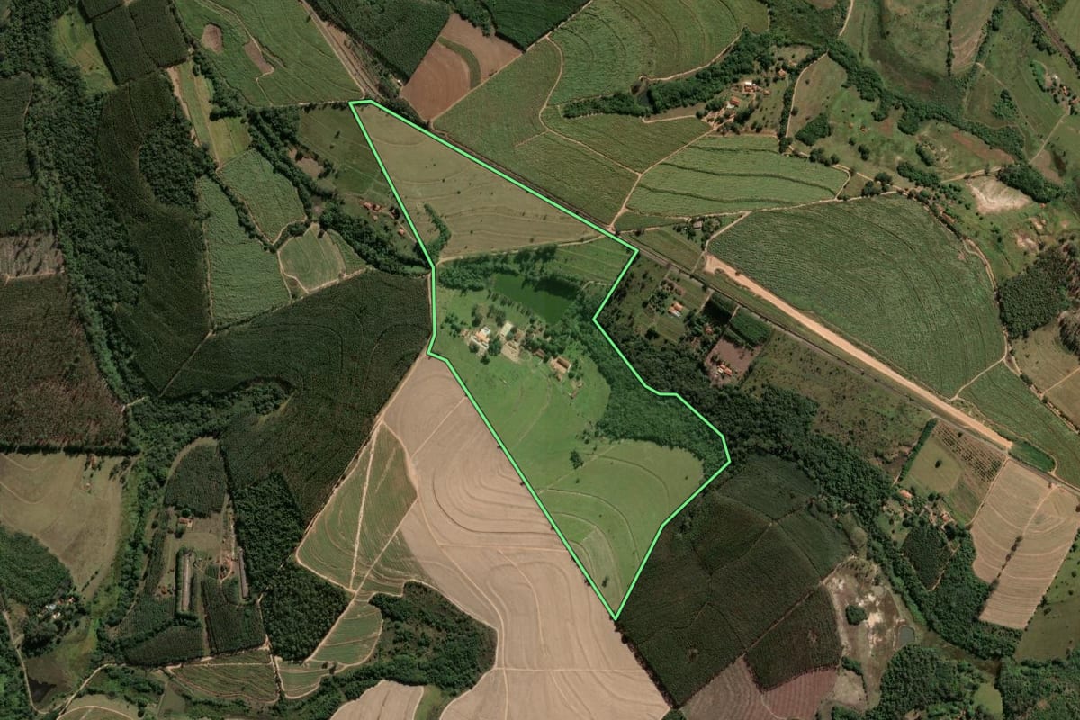 Imagem de satélite do imóvel rural em Tambaú (SP), com o contorno declarado no CAR desenhado por cima.
