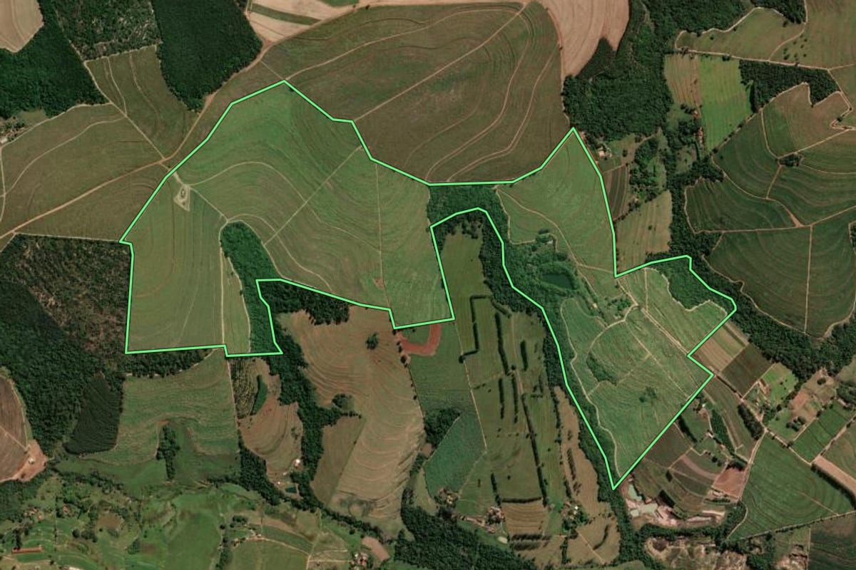 Imagem de satélite do imóvel rural em Tambaú (SP), com o contorno declarado no CAR desenhado por cima.