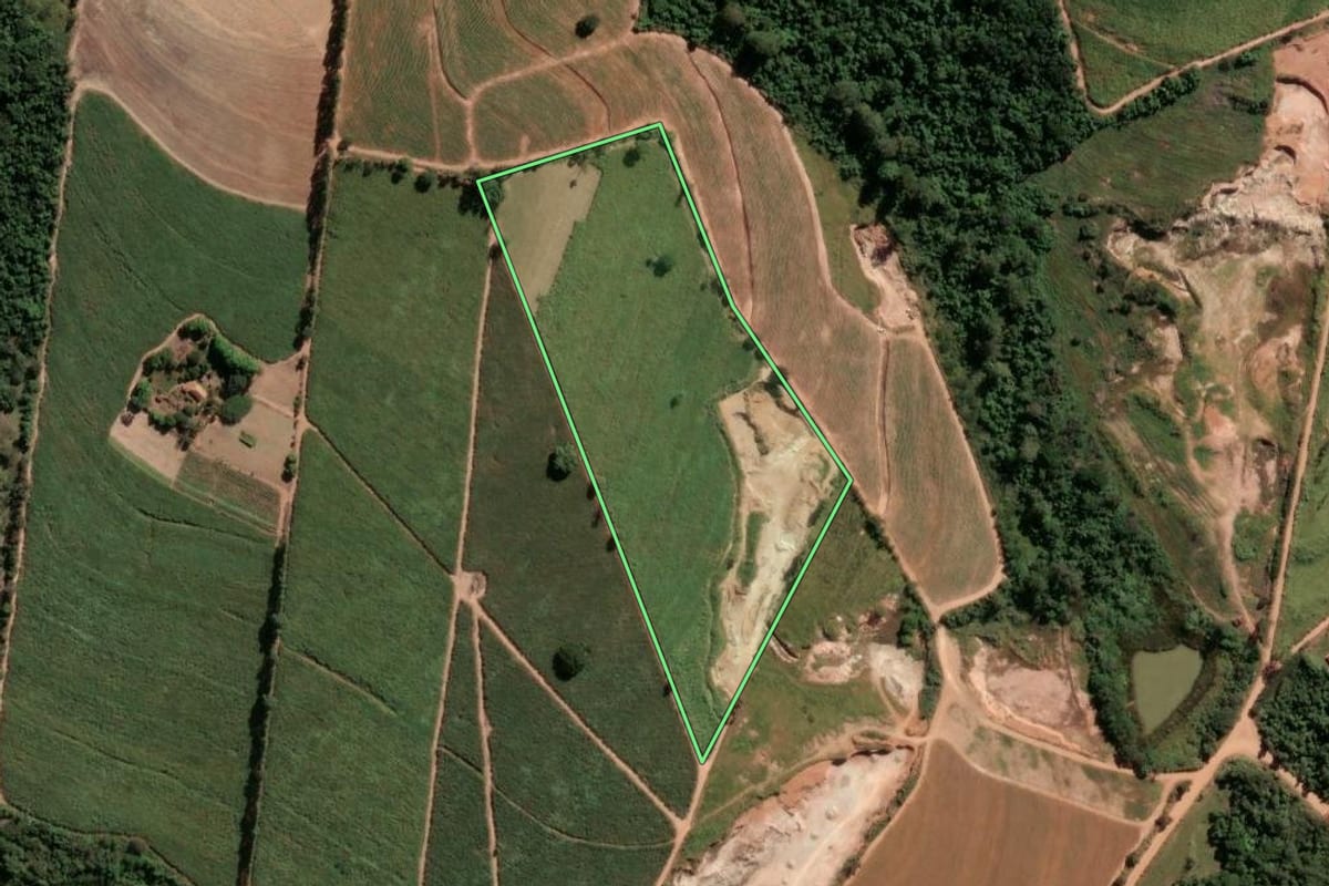 Imagem de satélite do imóvel rural em Tambaú (SP), com o contorno declarado no CAR desenhado por cima.