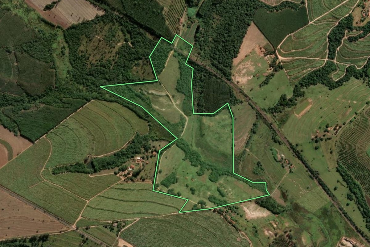 Imagem de satélite do imóvel rural em Tambaú (SP), com o contorno declarado no CAR desenhado por cima.