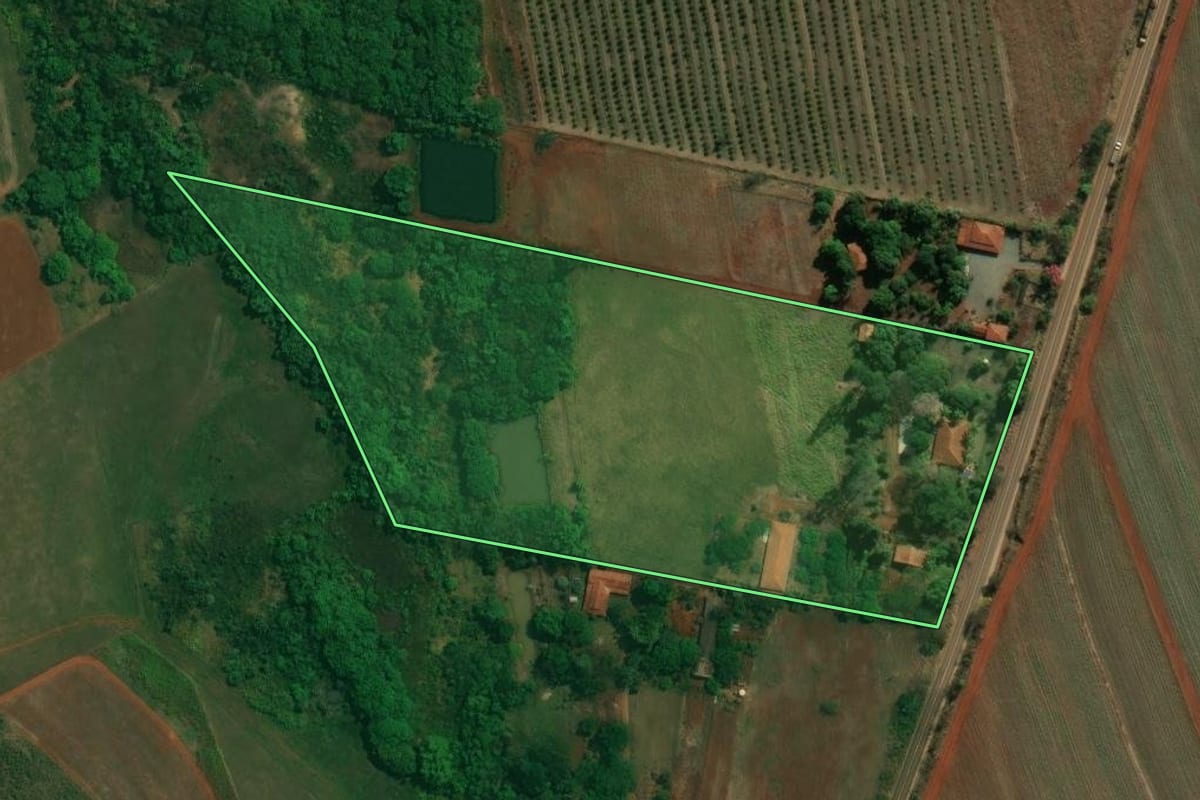 Imagem de satélite do imóvel rural em Tambaú (SP), com o contorno declarado no CAR desenhado por cima.