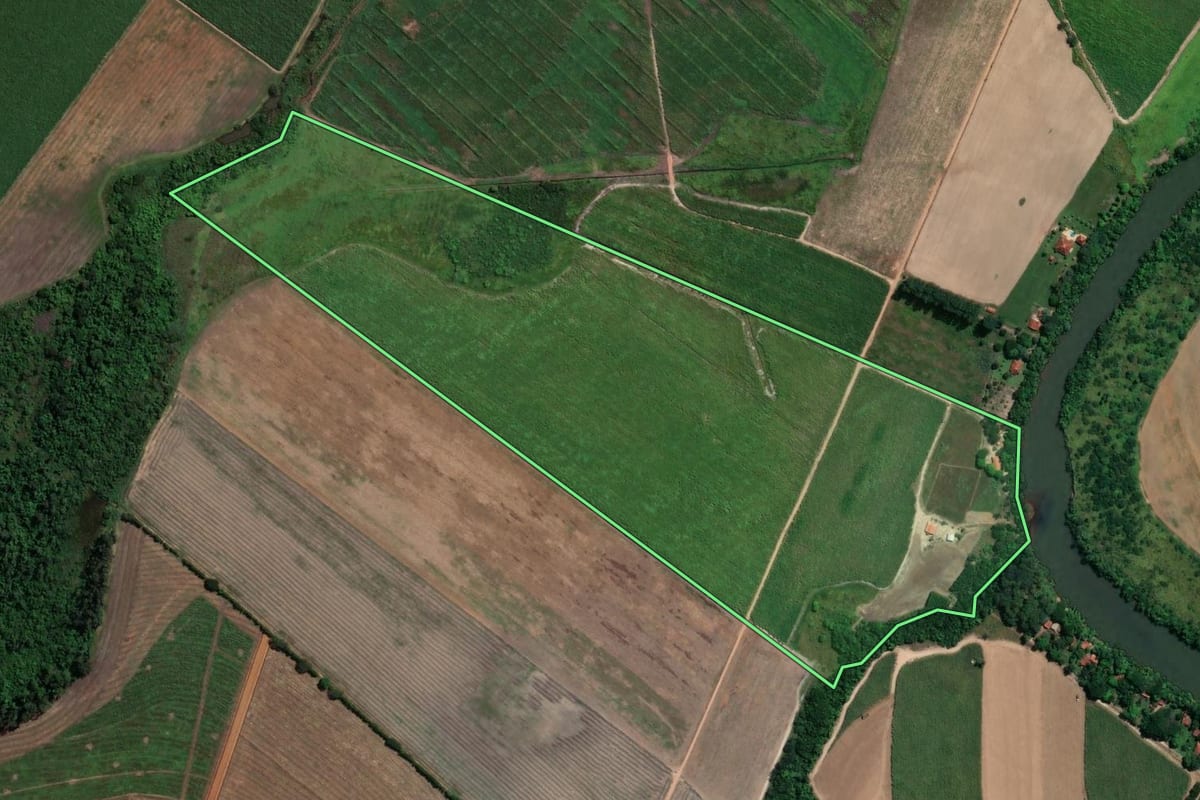 Imagem de satélite do imóvel rural em Tambaú (SP), com o contorno declarado no CAR desenhado por cima.
