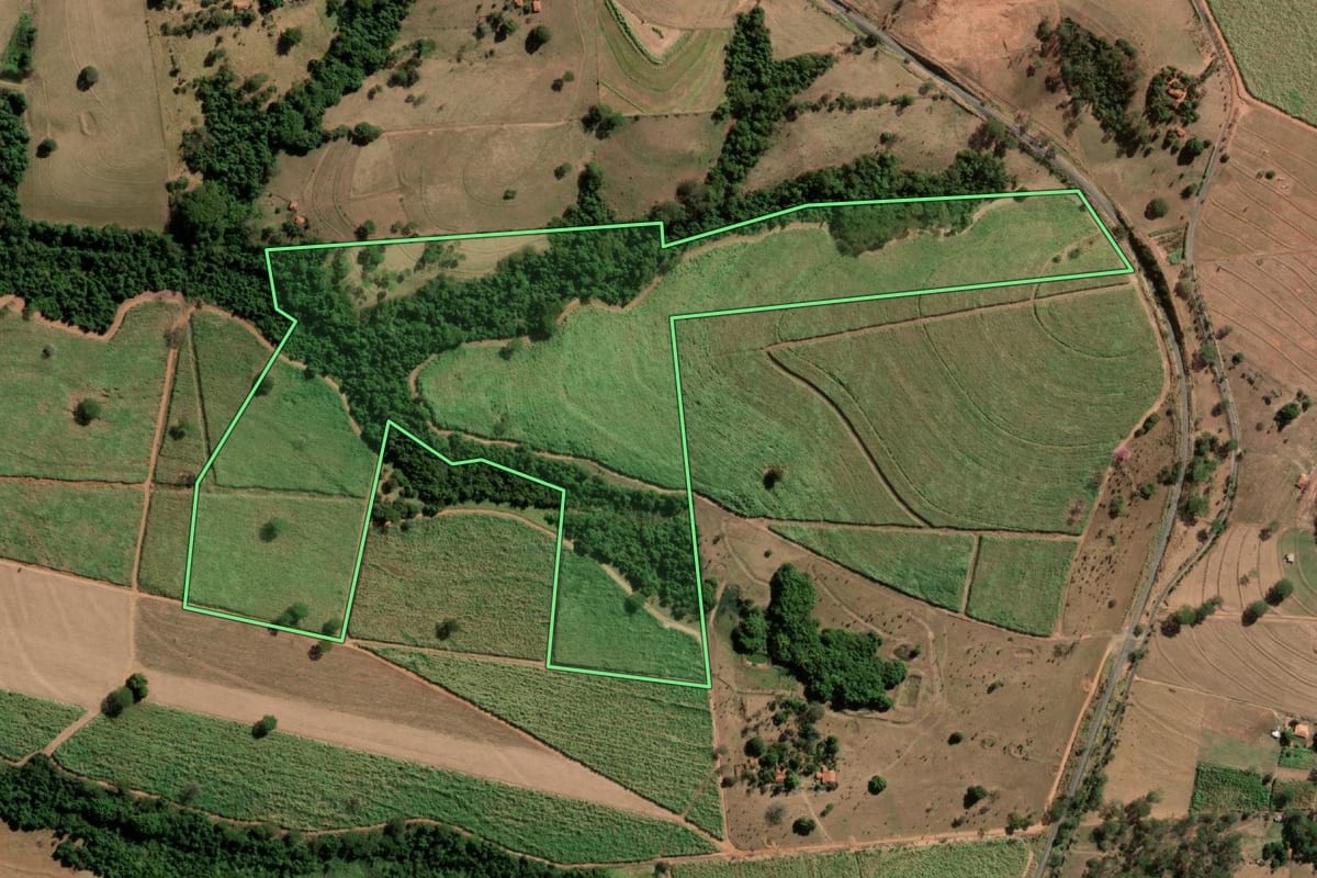 Imagem de satélite do imóvel rural em Tanabi (SP), com o contorno declarado no CAR desenhado por cima.
