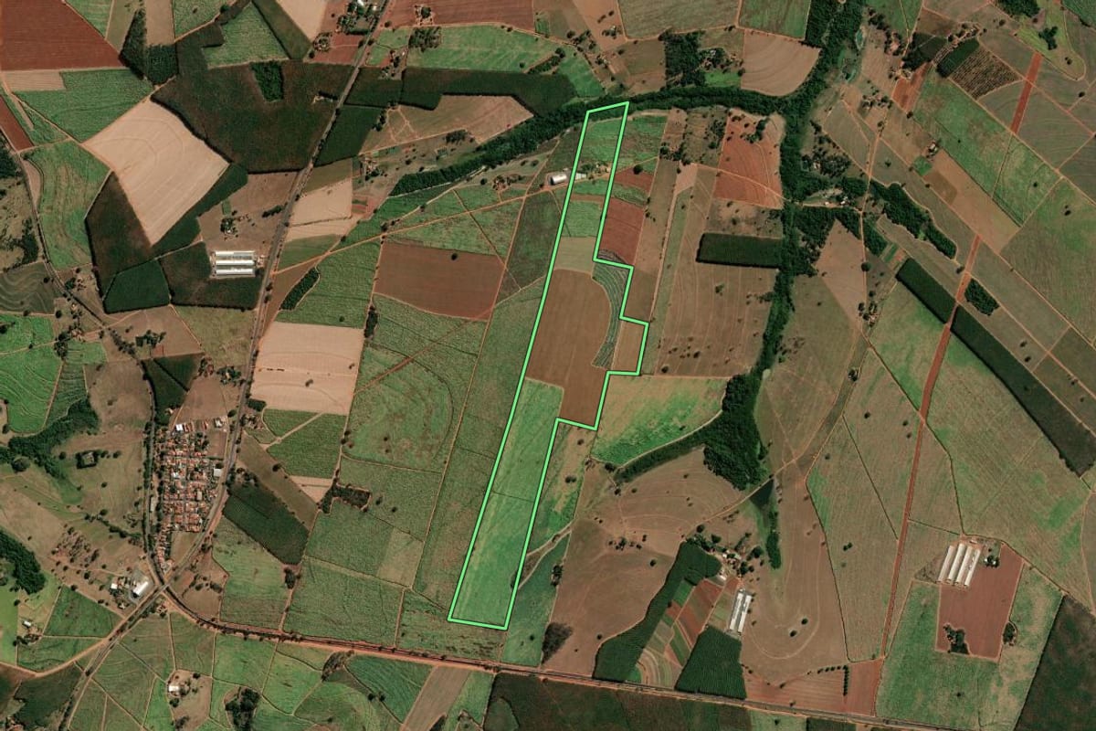 Imagem de satélite do imóvel rural em Tanabi (SP), com o contorno declarado no CAR desenhado por cima.
