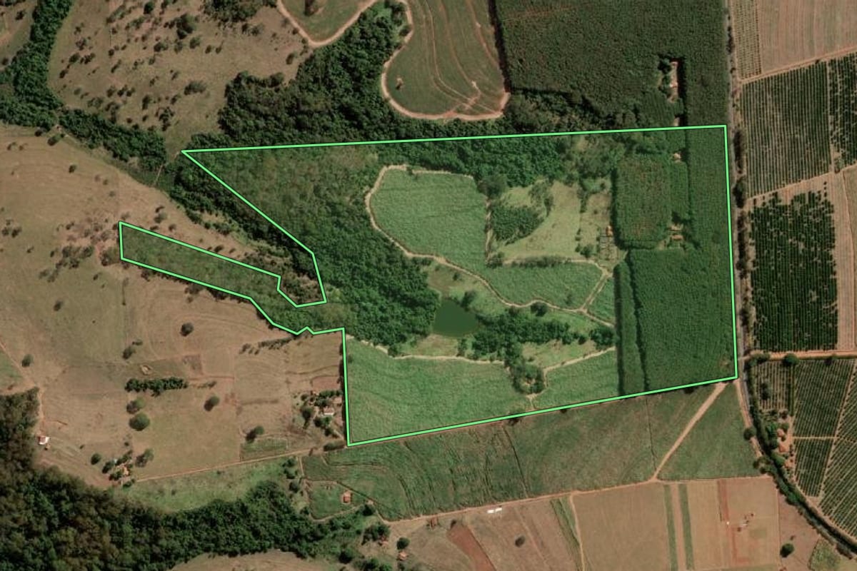 Imagem de satélite do imóvel rural em Tanabi (SP), com o contorno declarado no CAR desenhado por cima.