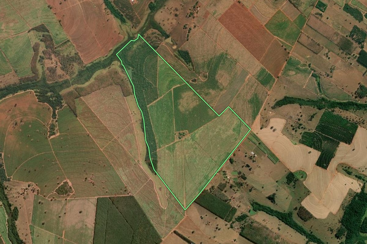 Imagem de satélite do imóvel rural em Tanabi (SP), com o contorno declarado no CAR desenhado por cima.