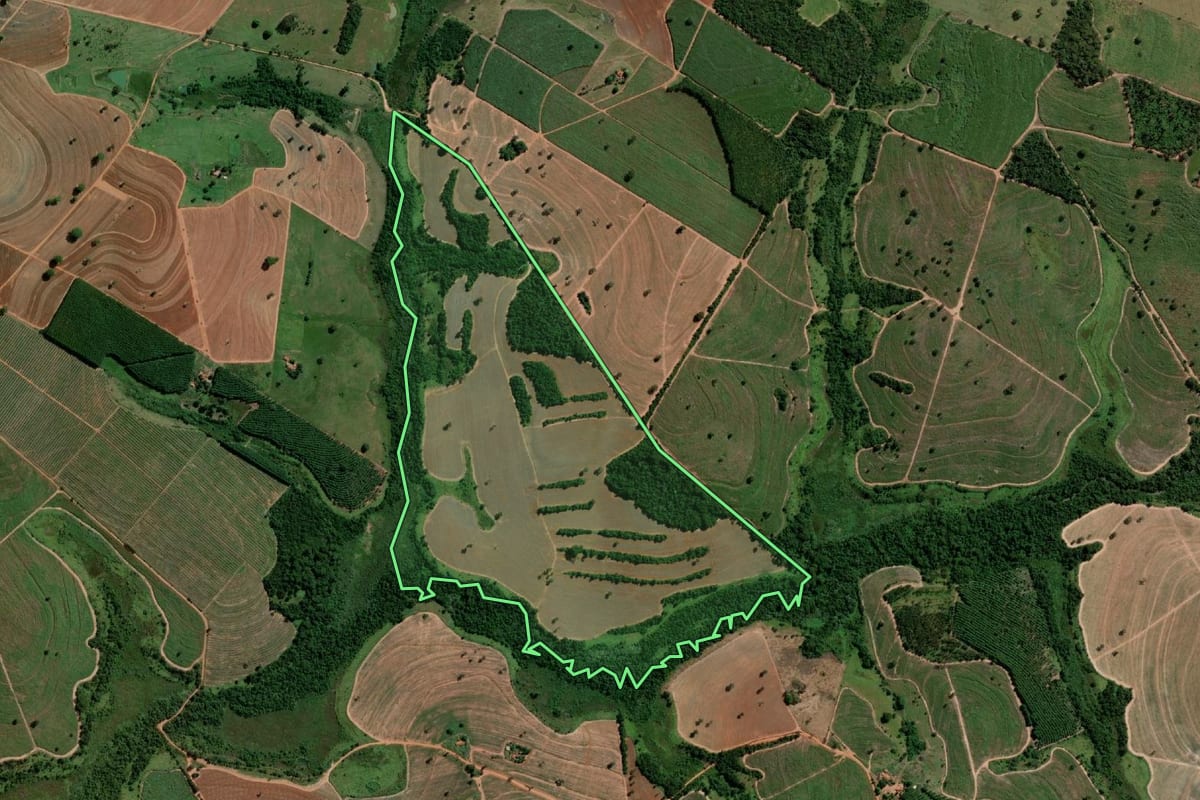 Imagem de satélite do imóvel rural em Tanabi (SP), com o contorno declarado no CAR desenhado por cima.