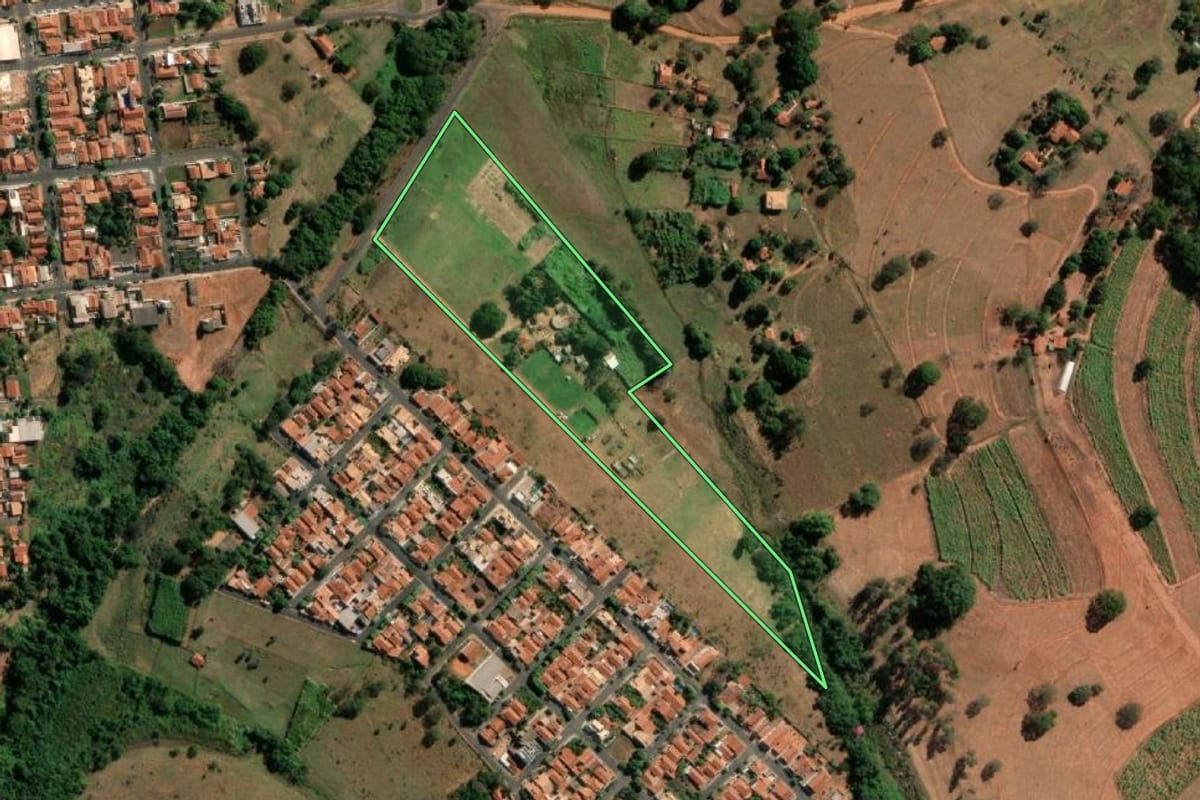 Imagem de satélite do imóvel rural em Tanabi (SP), com o contorno declarado no CAR desenhado por cima.