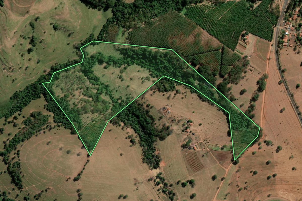Imagem de satélite do imóvel rural em Tanabi (SP), com o contorno declarado no CAR desenhado por cima.