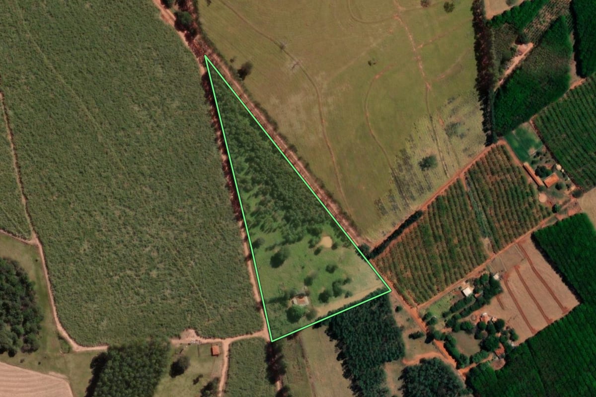 Imagem de satélite do imóvel rural em Tanabi (SP), com o contorno declarado no CAR desenhado por cima.