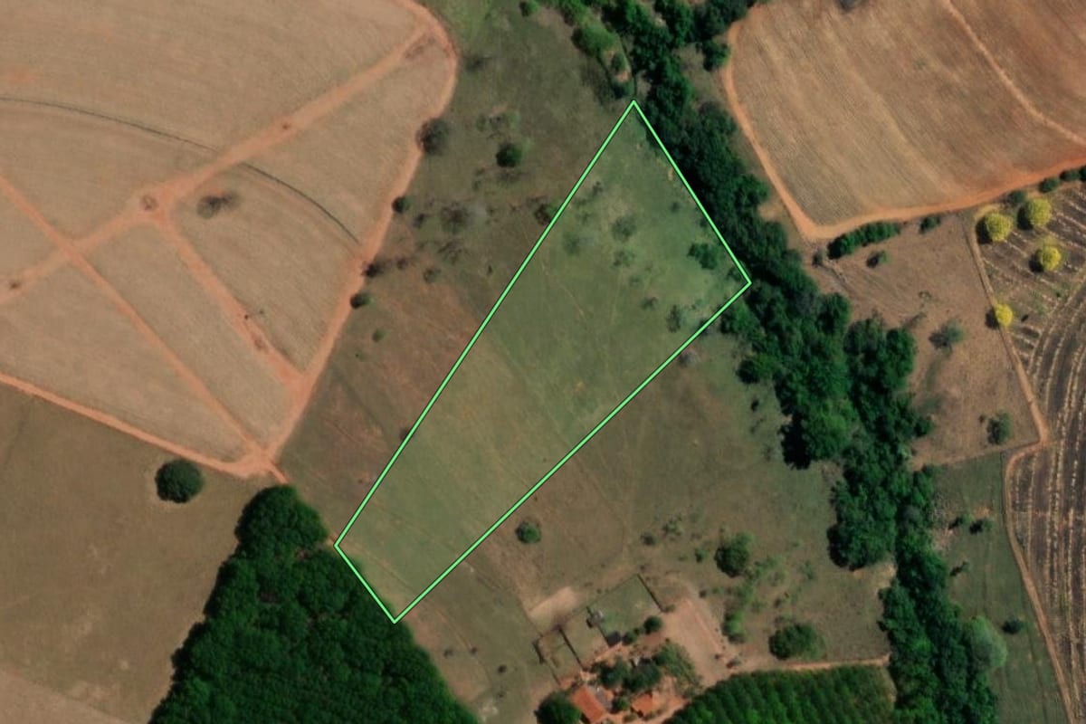 Imagem de satélite do imóvel rural em Tanabi (SP), com o contorno declarado no CAR desenhado por cima.