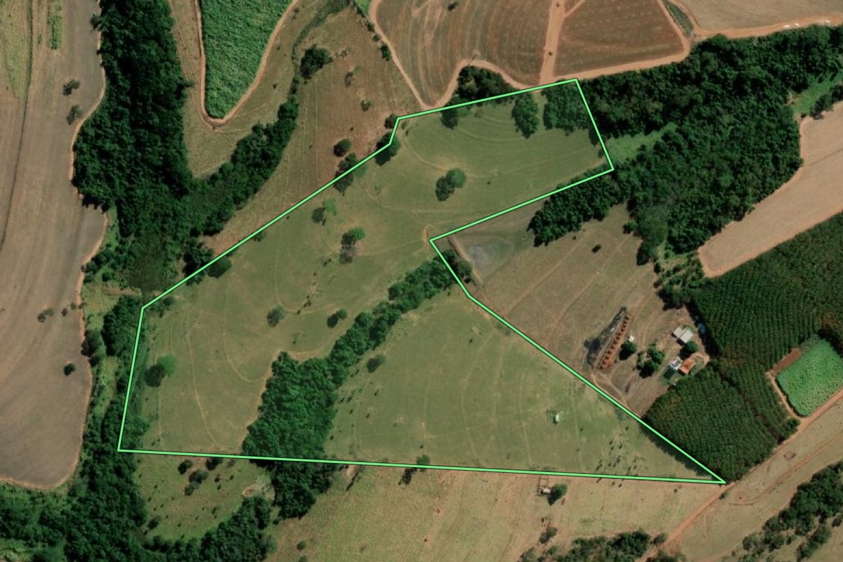 Imagem de satélite do imóvel rural em Tanabi (SP), com o contorno declarado no CAR desenhado por cima.