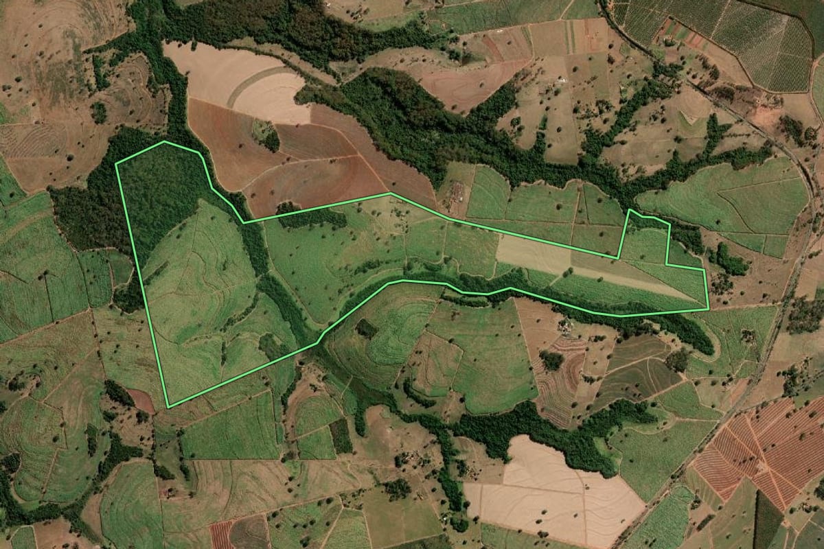 Imagem de satélite do imóvel rural em Tanabi (SP), com o contorno declarado no CAR desenhado por cima.