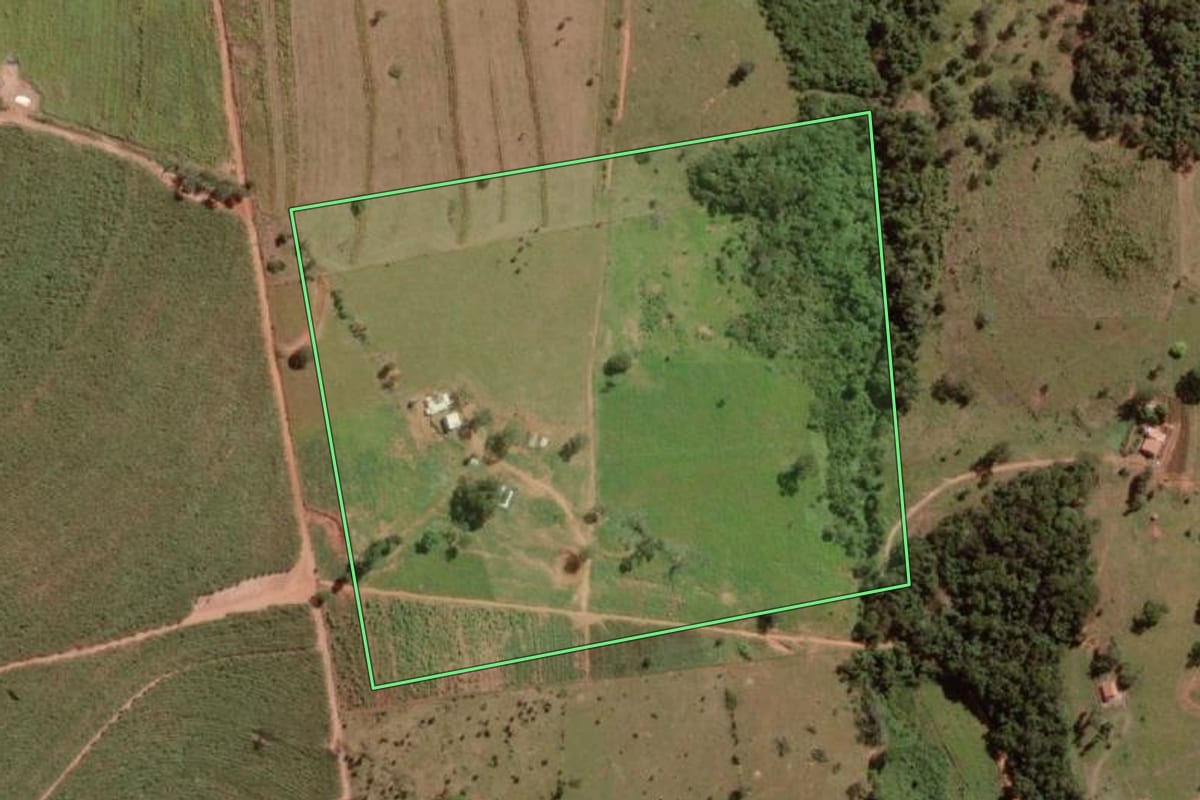 Imagem de satélite do imóvel rural em Tanabi (SP), com o contorno declarado no CAR desenhado por cima.
