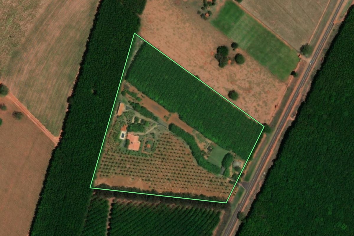 Imagem de satélite do imóvel rural em Tanabi (SP), com o contorno declarado no CAR desenhado por cima.