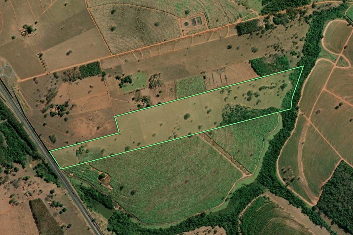 Imagem de satélite do imóvel rural em Tanabi (SP), com o contorno declarado no CAR desenhado por cima.