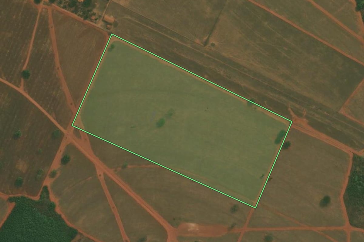 Imagem de satélite do imóvel rural em Tanabi (SP), com o contorno declarado no CAR desenhado por cima.
