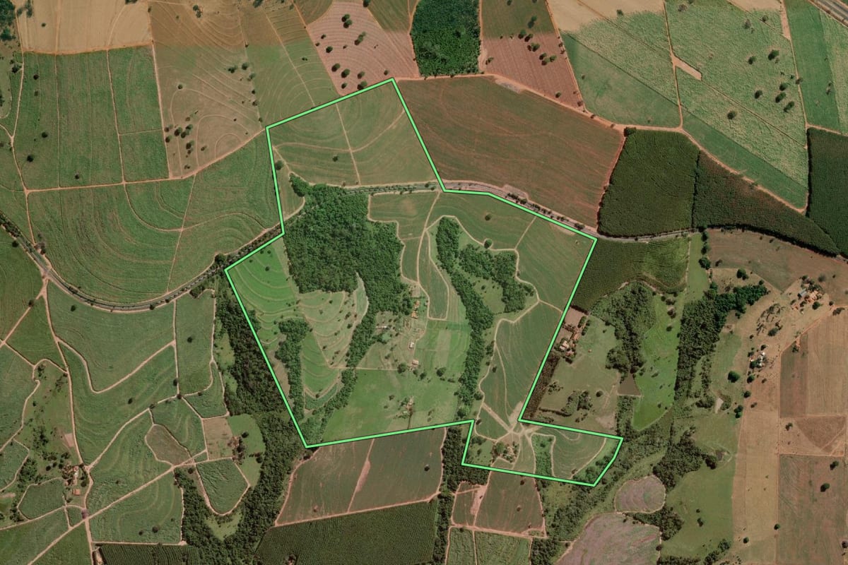 Imagem de satélite do imóvel rural em Tanabi (SP), com o contorno declarado no CAR desenhado por cima.