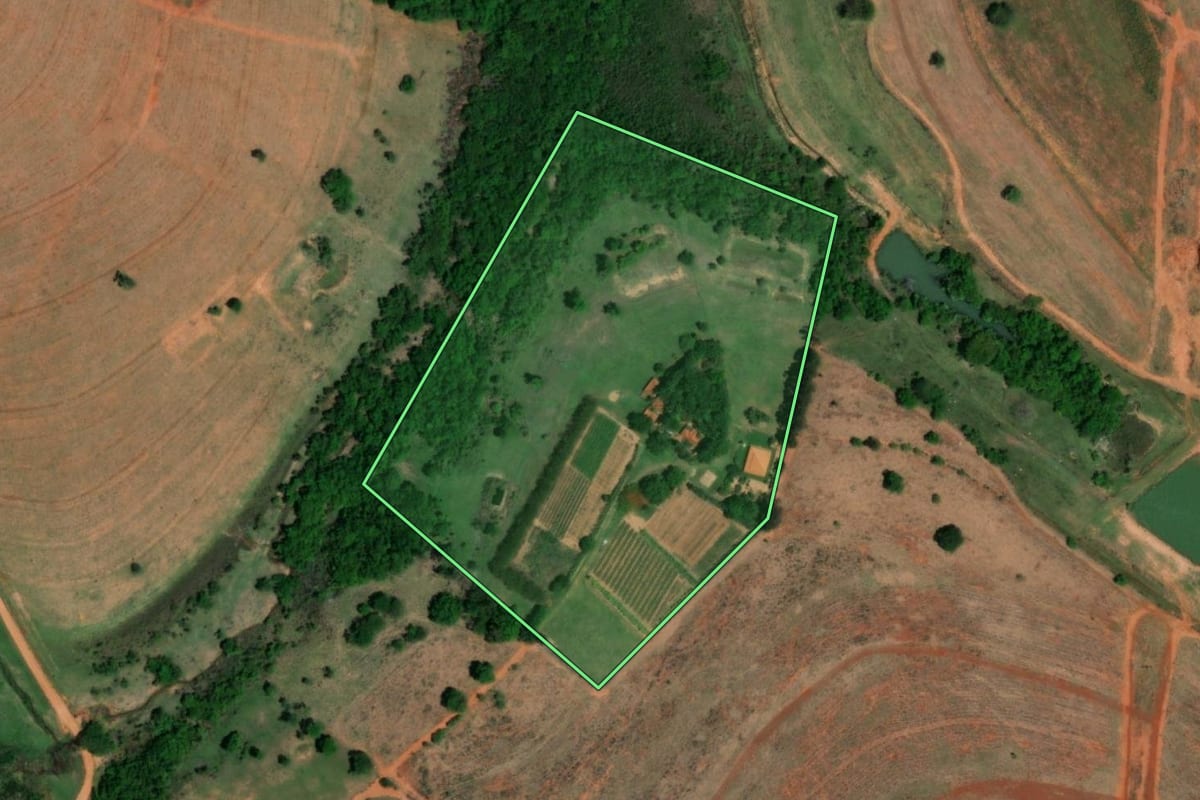 Imagem de satélite do imóvel rural em Tanabi (SP), com o contorno declarado no CAR desenhado por cima.