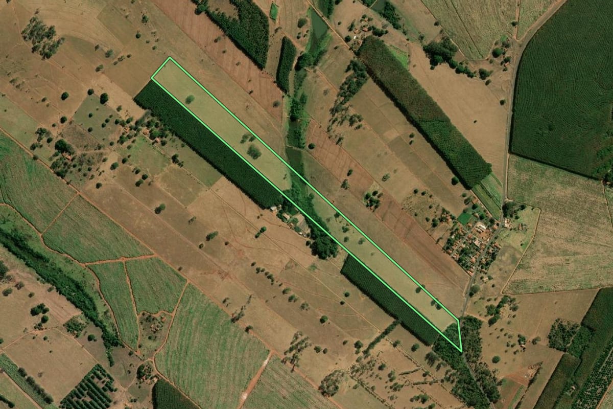 Imagem de satélite do imóvel rural em Tanabi (SP), com o contorno declarado no CAR desenhado por cima.