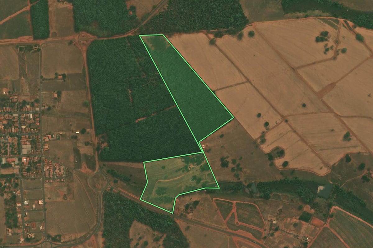 Imagem de satélite do imóvel rural em Tanabi (SP), com o contorno declarado no CAR desenhado por cima.