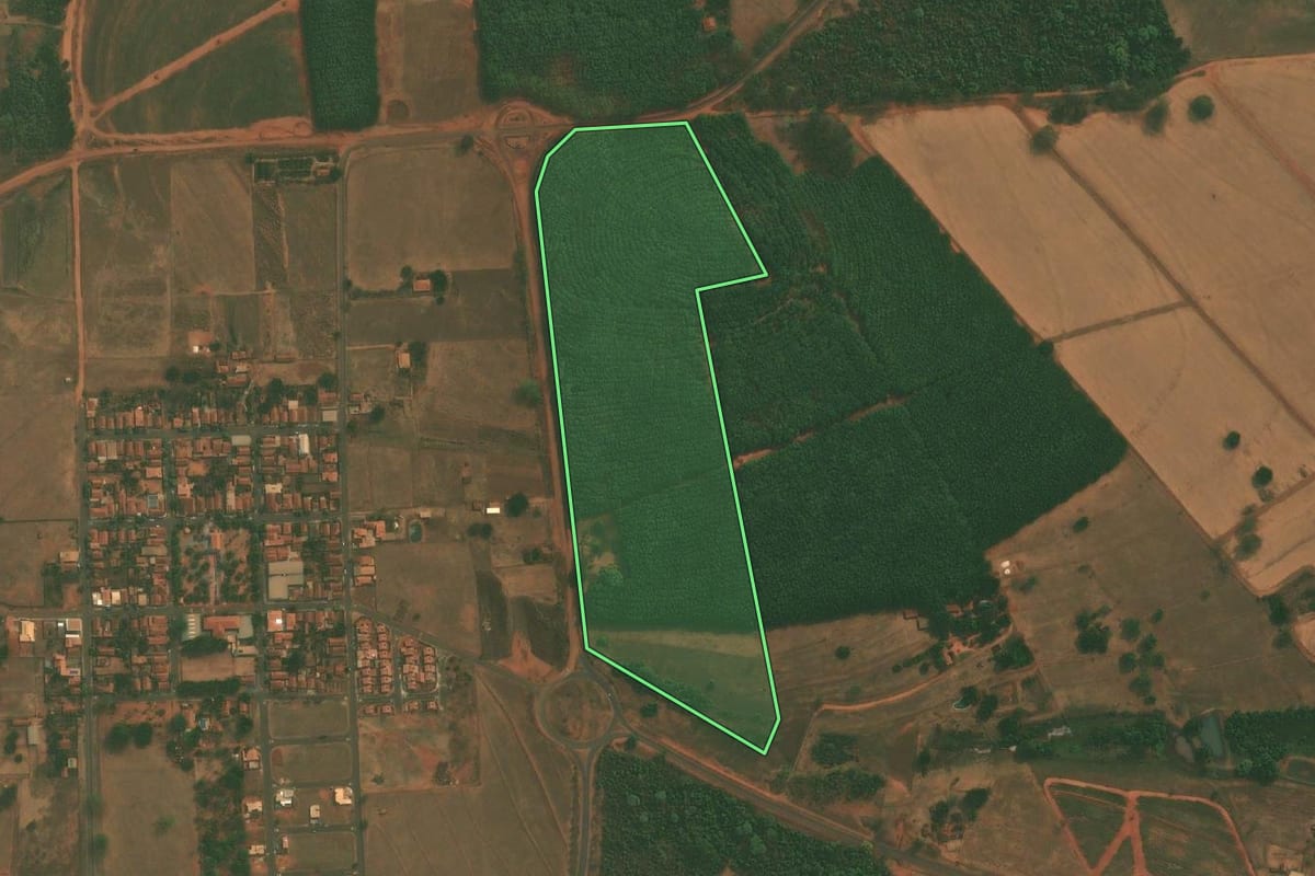 Imagem de satélite do imóvel rural em Tanabi (SP), com o contorno declarado no CAR desenhado por cima.