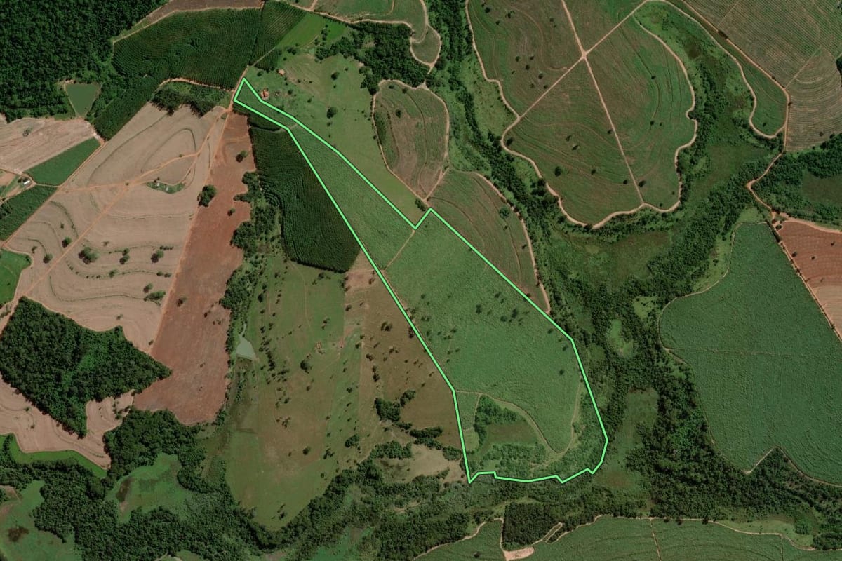 Imagem de satélite do imóvel rural em Tanabi (SP), com o contorno declarado no CAR desenhado por cima.