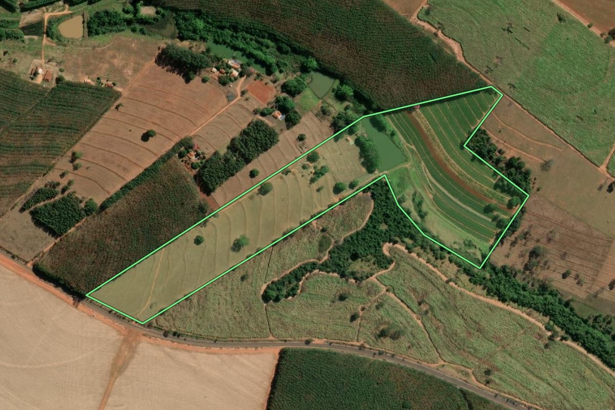 Imagem de satélite do imóvel rural em Tanabi (SP), com o contorno declarado no CAR desenhado por cima.