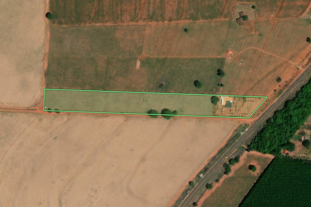 Imagem de satélite do imóvel rural em Tanabi (SP), com o contorno declarado no CAR desenhado por cima.