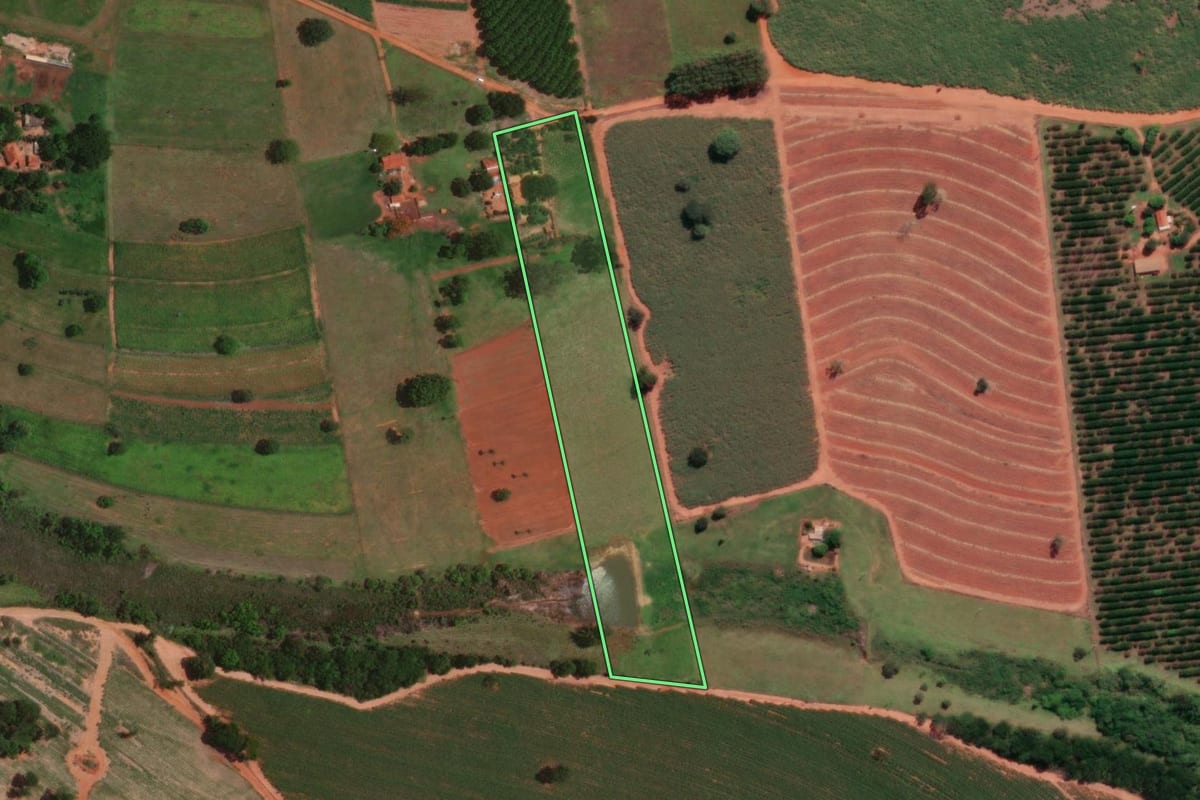 Imagem de satélite do imóvel rural em Tanabi (SP), com o contorno declarado no CAR desenhado por cima.
