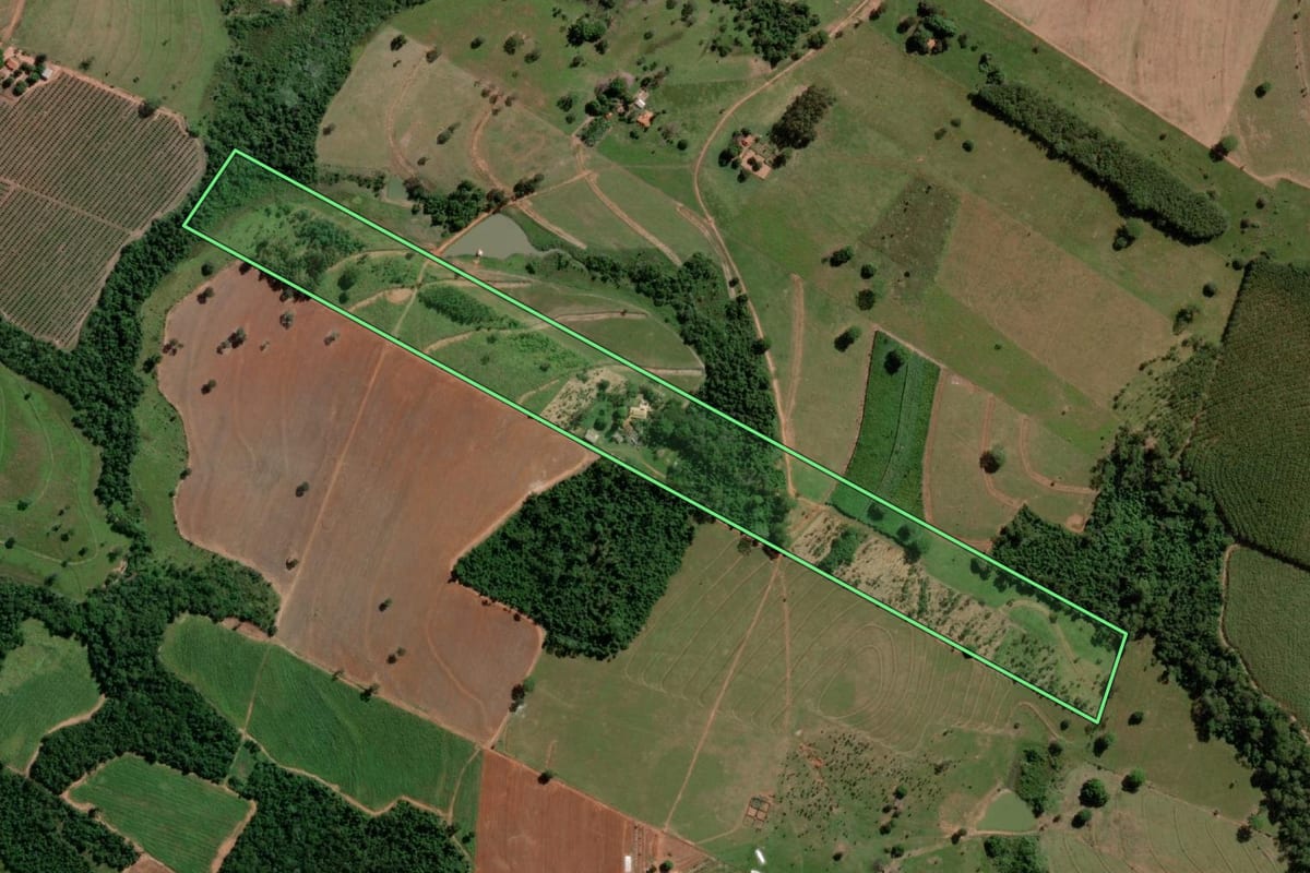 Imagem de satélite do imóvel rural em Tanabi (SP), com o contorno declarado no CAR desenhado por cima.