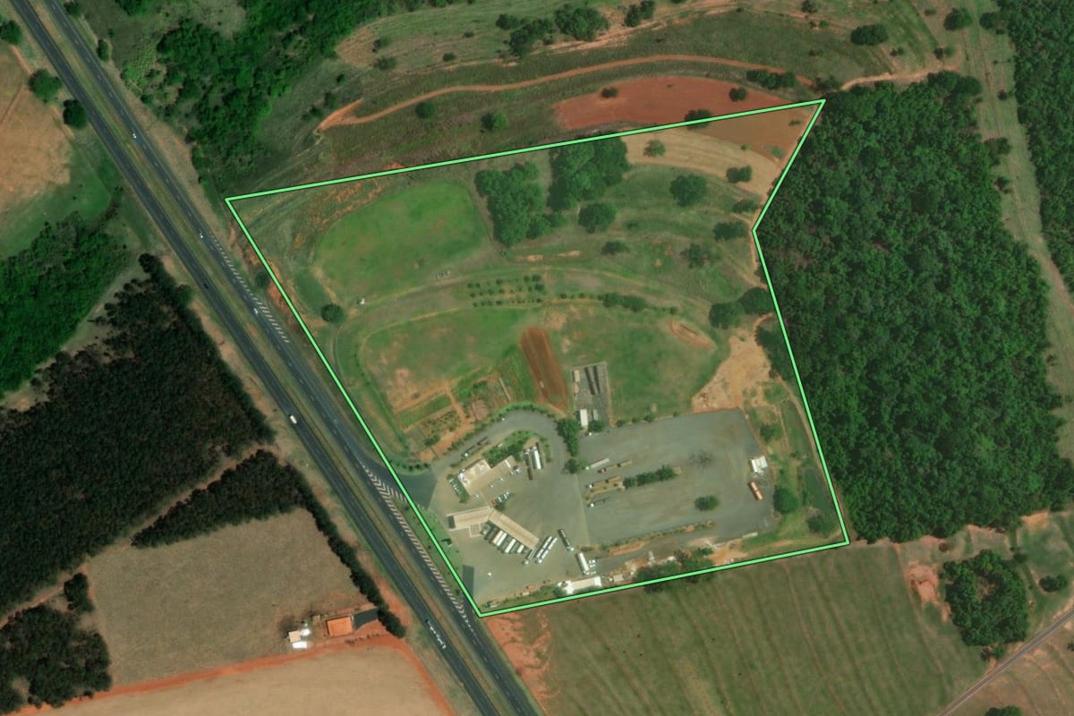 Imagem de satélite do imóvel rural em Tanabi (SP), com o contorno declarado no CAR desenhado por cima.