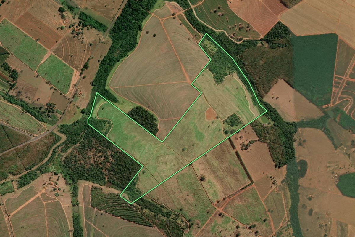 Imagem de satélite do imóvel rural em Tanabi (SP), com o contorno declarado no CAR desenhado por cima.