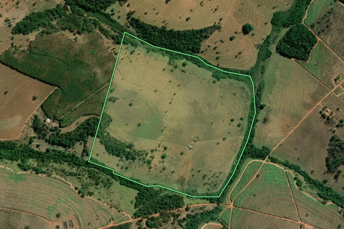 Imagem de satélite do imóvel rural em Tanabi (SP), com o contorno declarado no CAR desenhado por cima.