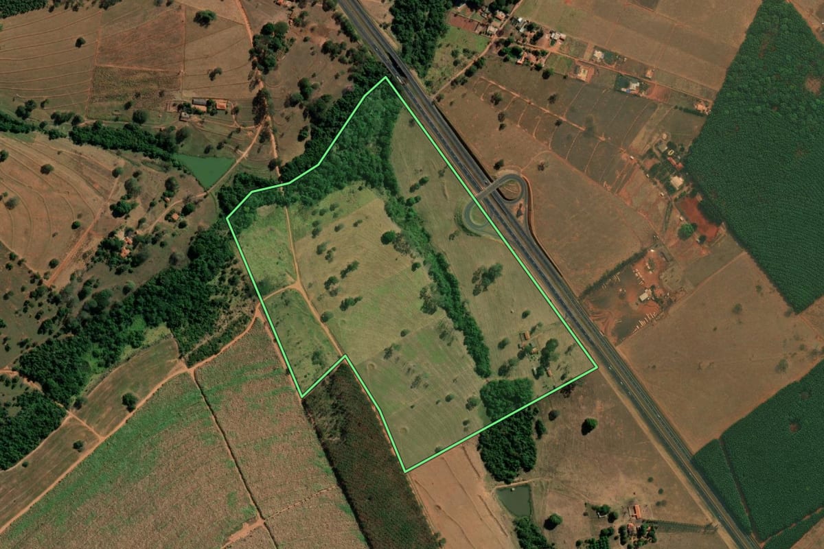 Imagem de satélite do imóvel rural em Tanabi (SP), com o contorno declarado no CAR desenhado por cima.