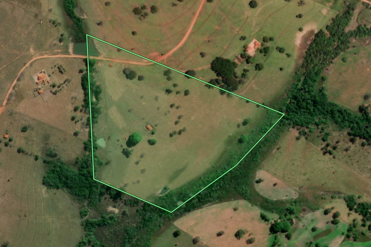 Imagem de satélite do imóvel rural em Tanabi (SP), com o contorno declarado no CAR desenhado por cima.