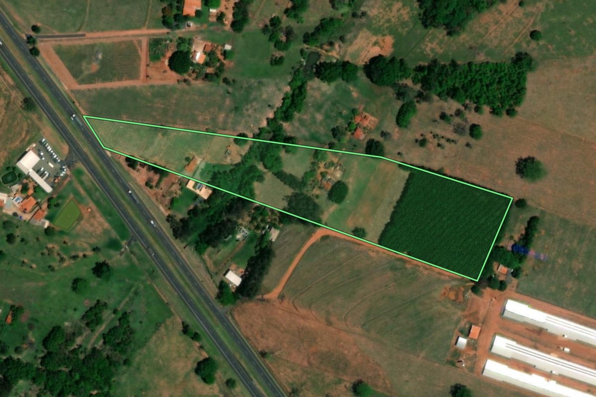 Imagem de satélite do imóvel rural em Tanabi (SP), com o contorno declarado no CAR desenhado por cima.