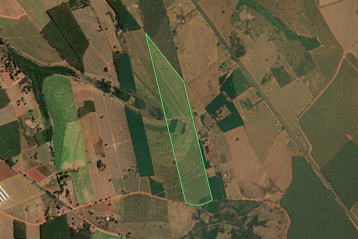 Imagem de satélite do imóvel rural em Tanabi (SP), com o contorno declarado no CAR desenhado por cima.