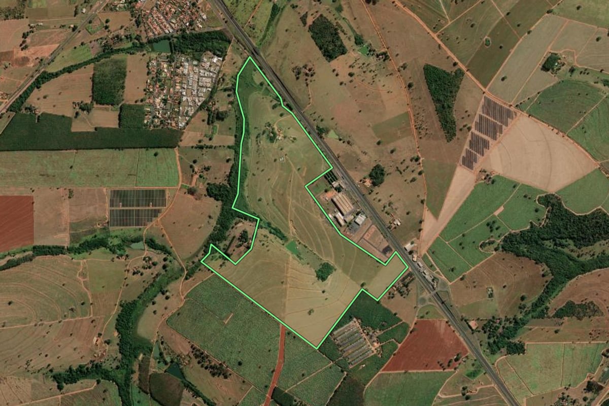 Imagem de satélite do imóvel rural em Tanabi (SP), com o contorno declarado no CAR desenhado por cima.
