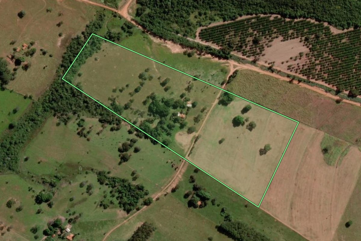 Imagem de satélite do imóvel rural em Tanabi (SP), com o contorno declarado no CAR desenhado por cima.