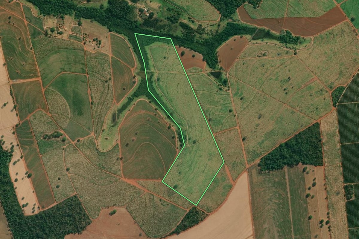 Imagem de satélite do imóvel rural em Tanabi (SP), com o contorno declarado no CAR desenhado por cima.